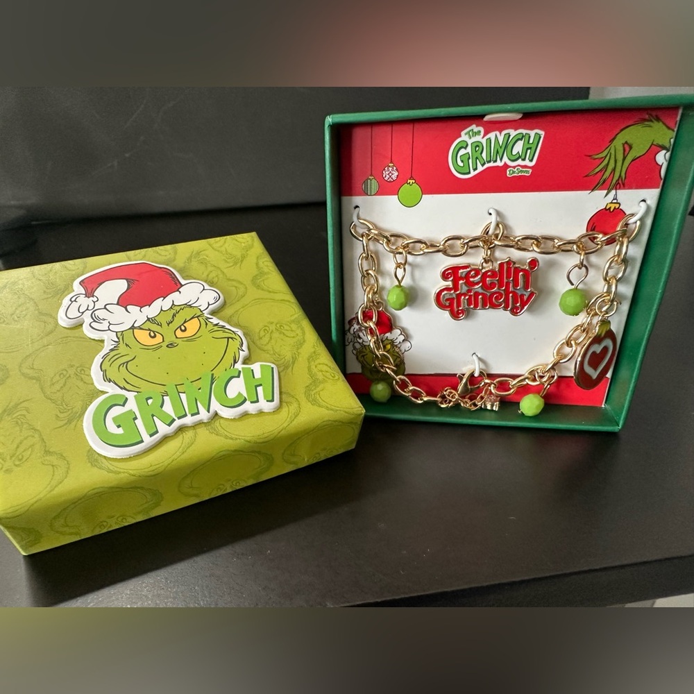 🆕The Grinch Charm Bracelet